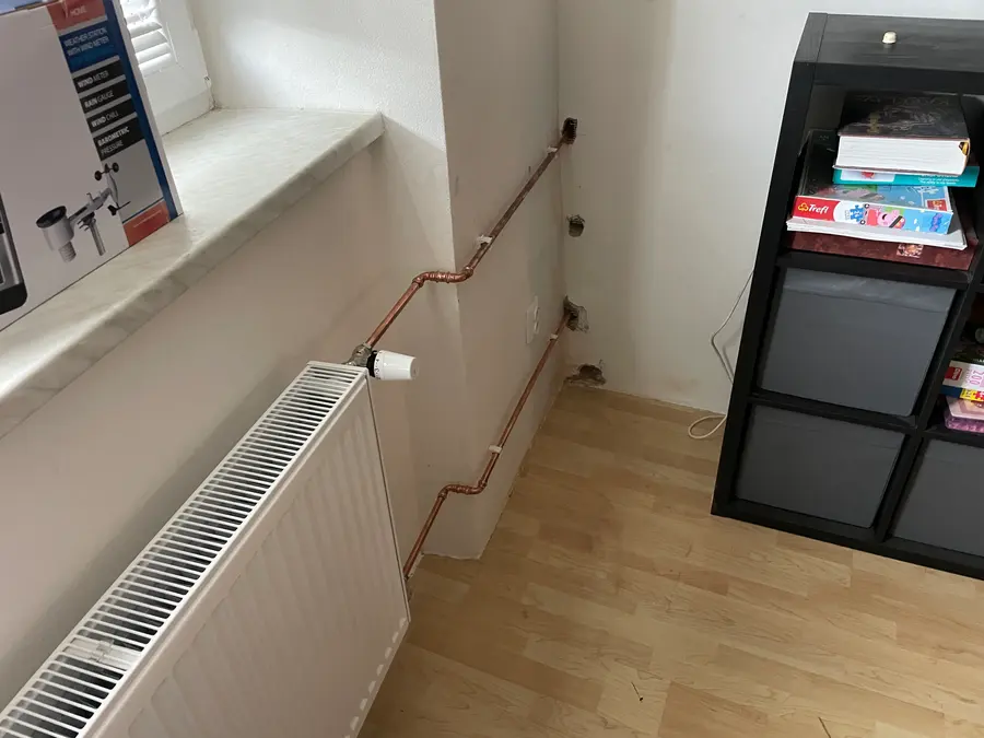 Měděné rozvody topení vedené při podlaze